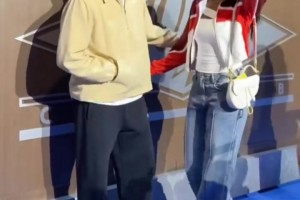 女友好高！弗拉格和黑人女友合影 这要在结合生子基因不得了