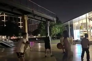 科隆vs艾禾斯堡免费观看高清_科隆vs艾禾斯堡今日直播_科隆vs艾禾斯堡直播在线观看别看小姐姐穿连衣裙和拖鞋，看着架势真的会打球！